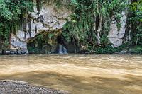Nachtflug  Knappe 20 min. später ist Maren wieder an dem Ausgang der Höhle, aus der sich ein kleiner Wasserfall ergießt. In dem quirligen Wasser lassen sich auch im nachlassenden Tageslicht noch Seiltreppchen erkennen, über die gelegentliche Höhlenabenteurer die Höhle verlassen, nachdem sie diese auf ganzer Länge durchwandert haben. Bereits an der Rezeption überquert eine Brücke den Fluß, über den Amateurspelunkologen Zugang zum Eingang der Höhle bekommen, die sich bis an diesen Ort durch das Kalkgestein der gegenüberliegenden Uferwand zieht. Heute abend klettert niemand hier raus, aber ab 18:20 Uhr beginnen die ersten Vögel ihre Kaverne hinter dem Ausflugloch zu verlassen, leider ist es aber inzwischen so dunkel, dass selbst die Videokamera nichts mehr zum Fokussieren findet – von der Nikon ganz zu schweigen. Immerhin ist das menschliche Auge leistungsfähig genug, dass Maren wenigstens life den beeindruckenden Ausflug der Guácharos miterleben kann. Ich warte derweil im Restaurant auf Maren, der junge Kellner hat mich schon mit Hilfe seines Smartphones auf englisch gefragt, ob ich schon essen wolle, hat aber mein mühsam eingeübtes "Más tarde, espero a mi mujer" tadellos verstanden und ist wieder abgezogen. Stolz, den stockdunklen Rückweg nur mit der Taschenlampe bewaffnet ohne Panikattacke bewältigt zu haben, taucht Maren wenig später auf, und gemeinsam machen wir uns über das Abendessen her.