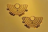Ohrschmuck der Zenú Kultur  Die Urvölker glauben, dass es ursprünglich keinen Unterschied zwischen Mensch und Tier gab und dass sie erst mit dem Erscheinen der Sonne und dem Tod die Verbindung zur Urwelt, der Quelle der Macht verloren hatten. Speziell unter dem Einfluss halluzinogener Drogen wie Ayahuasca, dem Alkaloid einer Liane, treten die Menschen mit Tänzen, Gesängen und Masken wieder in Kontakt mit der ursprünglichen Welt und kehren in den Zustand der Mensch-Tier-Mischung zurück, um wieder Kontrolle über die Urwelt zurück zu erlangen. Der Schamane, der sich dabei in einen Vogel oder Jaguar verwandeln können soll, dient so als Vermittler zwischen Mensch und der okkulten Welt, der Quelle der Weisheit.