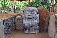Pausbacke  Nach allgemein zugänglichen Informationen herrscht ziemliche Ratlosigkeit, welche zeremonielle Bedeutung die zahlreichen Skulpturen für die spurlos verschwundene Hochkultur des Magdalena Tals hatte. Dass die Tier-Mensch-Mischwesen rituelle Funktionen im Rahmen schamanischer Rituale einnahmen und Sinnbilder ihres Glaubenssystems darstellten, läßt sich anhand zeitgenössischer Parallelen zu heutigen indigenen Praktiken nachvollziehen. Ob aber die rein menschlichen Figuren Abbilder ehemaliger Häuptlinge und Schamanen sind, deren Physiognomie ein Spiegelbild ihrer Persönlichkeit sei, wie uns der Wachmann zu Beginn wortreich erklärte, erscheint uns zumindest zweifelhaft :-).