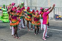 Selbstportraits  Wir erwähnt, gehören wir nicht unbedingt zu dem typischen Karneval Zielpublikum, weswegen wir auch höchstens mal aus Versehen Zeugen von Übertragungen großer Umzüge aus Rio de Janeiro im Fernsehen geworden sind. Dieses waren meist von erhöhten Standorten übertragene Nachtparaden ebenfalls aufwendig kostümierter, aber meist in geordnetem Reih und Glied marschierender Gruppen. Unbewußt hatten wir hier wohl etwas ähnliches erwartet, uns wird aber klar, dass dieser Rosenmontag bereits der dritte Tag bunten Treibens ist, die Temperaturen an die 30°C heranreichen und die Tänzer – wenn sie uns passieren – bereits fünf Kilometer anstrengenden Gehopses hinter sich haben. Entsprechend sind die Auflösungserscheinungen, die sich darin zeigen, dass einzelne Komparsen statt zu tanzen nur noch ermattet neben ihren noch aktiven Gefährten einhertapsen, ganze Züge sich nur noch zu einem – immer noch freundlich beantworteten – Winken ins Publikum aufraffen und andere schon mit den Abschlußselfies der diesjährigen Parade beschäftigt sind.
