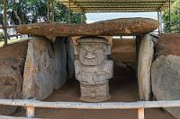 Softeis für den Häuptling  Zur Begeisterung der Archäologen sind im Alto de los Ídolos nicht nur die Figuren und Grabelemente sehr gut erhalten geblieben, sie zeigen im Gegensatz zu den Ausgrabungen im Parque Arqueológico San Agustín auch teilweise gut erhaltene polychrome Oberflächen, die erahnen lassen, dass sowohl die Grabkorridore, wie auch die Skulpturen früher durchaus farbig verziert waren.