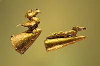 Stab Spitzen  Die bisherigen Forschungen lassen vermuten, dass die Metallurgie in Amerika vor etwa 3500 Jahren im zentralen Hochland von Peru entdeckt wurde. Offenbar wurde diese Tradition nach und nach von den entwickelteren Kulturen Nordperus und Ecuadors übernommen und verbreitete sich von dort bis zur südlichen Pazifikküste Kolumbiens, so dass im 5. Jahrhundert v. Chr. die Goldschmiede der andinen Pazifikhänge die Bearbeitung von Goldblechen und das Löten von Miniaturen schließlich meisterhaft beherrschten. Begünstigt wurde diese Form der schöpferischen Kunstgestaltung durch wirtschaftlichen Reichtum, denn die indigenen Völker pflegten eine äußerst produktive Landwirtschaft und verfeinerte Jagd- und Fischfangtechniken, die ihnen Zeit und Muße ließen, sich anderen Tätigkeiten zu widmen.