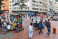 Stadtbild  Okay, es ist jetzt 10:45 Uhr, der Abholer kommt um 12:00 Uhr, alle Koffer sind gepackt, der Parque Santander hat sich belebt, so dass die Zeit zumindest noch für ein typisches Stadtbild reicht (für manche Deutsche hat das Wort "Stadtbild" seit Merz eine gesellschaftsspaltende Bedeutung – alle anderen nehmen es als das, was es ist ;-). Natürlich sind wir rechtzeitig wieder im Hotel, wir sind happy, dass es mit dem Museum noch geklappt hat und zum Trost sei verraten, dass Maren zu Hause einen Online Händler gefunden hat, der explizit den von ihr bewunderten "Museo del Oro"-Schmuck im Programm hat. Na also!