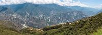 Superlative  Der Chicamocha-Canyon ist ehrlich gesagt die erste landschaftliche Formation, die uns in Kolumbien bisher wirklich beeindruckt hat. Natürlich, Kolumbien ist schön, es ist grün, aber es gibt auch viel flaches Land und da, wo es gebirgig wird, ist es klimabedingt bis in große Höhen auch einheitlich grün. Die grandiosen Felsformationen, die wir in Chile und Argentinien zu sehen bekamen, fanden wir hier nur selten. Dafür glänzt dieser Canyon aber auch mit Superlativen! Ob es nun der zweit- oder der drittgrößte Canyon weltweit ist, soll uns nicht interessieren, mit einer Länge von 227 km und einer Maximaltiefe von 2000 m spielt er ganz weit vorne mit. An manchen Stellen hat der Chicamocha-Fluss ihn auf 20 km Breite ausgewaschen und insgesamt belegt er eine Fläche von 108.000 Hektar. Trotz dieser Superlative wurde der Canyon 2009 nicht unter die 7 bemerkenswertesten Naturwunder gewählt, dafür aber später unter die Top 77 der Natural Wonders (Wikipedia :-). Um kurz nach 11:00 Uhr sind wir am "Parque Nacional de Chicamocha", wobei es sich allerdings nicht um einen Natur- sondern um einen gigantischen Freizeitpark handelt. Das einzige, was uns lockt, ist die kilometerlange Seilbahn über zwei Schluchten. Die fährt mittwochs auch, und zwar von 10:30 – 11:00 Uhr und dann erst ab 12:30 – 13:00 Uhr wieder. Tja. Wir beratschlagen kurz und entschließen uns dann, nicht fast 90 min. bei beachtlichen Temperaturen im schattenlosen Gelände auf die nächste Tour zu warten, sondern nach Bucaramanga weiterzufahren.