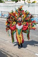 Tragkraft 50 kg  Betrachtet man allein den Aufwand der Kostümherstellung, muß Karneval in Barranquilla eine Ganzjahresbeschäftigung sein. Nicht nur die Fantasie bei der Gestaltung der aus Federn, Stoffen, Masken und Figuren zusammengesetzten Arrangements läßt einen staunen, man mag sich auch nicht vorstellen, wieviel Gewicht in so mancher Konstruktion steckt, die ein nimmermüder Tänzer mit einem Lächeln im Gesicht über mehrere Kilometer trägt.