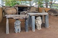 Tschüss, Jungs!  Auch an der letzten Grabstelle, die sich in ihren Farbtönungen wirklich deutlich von den Figuren in San Agustín unterscheidet, finden sich anthropozoomorphe Figuren neben solchen rein menschlicher Erscheinungsform. Da diese Stätte erheblich kleiner ist als der gestrige Park – und in ihren Details durchaus unterschiedlich – haben wir hier nach knapp anderthalb Stunden alles gesehen.