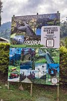 Valle de Cocora  Der Grund unseres Hierseins ist das Wachspalmental, eine absolute Touristenattraktion, wie sowohl der Andrang bereits am frühen Morgen beweist, wie auch die jahrmarktsähnliche Infrastruktur, die bereits einige Kilometer vor dem Eingang zum Park beginnt und neben Fressbuden, Karussells und Reittierverleih hauptsächlich aus Parkflächen besteht. Und obwohl wir ständig durch Winken zum Befahren dieser Parkplätze aufgefordert werden, zeigt uns das Navi noch weiter vorn Parkkapazitäten, die dank zeitigen Kommens auch noch frei sind.