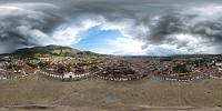 Villa de Leyva  Auch wir streifen interessiert auf dem Platz und in den anliegenden Straßen herum, werfen einen Blick auf das um die Ecke liegende  Monasterio de Carmelitas Descalzas  (Kloster der barfüßigen Karmelitinnen), die dort auch heute noch in strenger Klausur leben. Und während wir noch beeindruckt die Kirche Nuestra Señora del Rosario betrachten, die die gesamte südöstliche Seite des Platzes einnimmt, machen sich die immer dichter werdenden Wolken mit ersten Tröpfchen bemerkbar. Zeit, sich in Sicherheit zu bringen, denn selbstverständlich haben wir nicht an einen Regenschirm gedacht.  360°  &#160;Pano