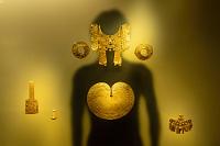 Yotoco Grabbeigaben  Für die prähistorischen Völker war Gold das heilige Metall, der Behälter der schöpferischen Energie der Sonne – des Himmelskörpers, der der Urheber des Lebens und die ultimative Quelle der Fruchtbarkeit war. Gleichzeitig war Gold das höchste religiöse Opfer, ein Objekt des Prestiges bei hochstehenden Personen und Begleiter bei rituellen schamanischen Beschwörungen, wenn die Tore zur übernatürlichen Welt geöffnet werden sollten, die die Menschen in ihrem irdischen Dasein verloren zu haben glaubten.