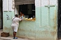 Charla  Auf gut deutsch: Small Talk  Was bleibt bei einem derartig begrenzten Warenangebot auch übrig? Aber die Kubaner nehmen's meist gelassen und machen das Beste aus der Situation. Das Kleingewerbe blüht und jeder versucht, so gut es geht ein paar Pesos dazu zu verdienen. Offiziell herrscht Vollbeschäftigung – nicht recht nachvollziehbar bei der hohen Zahl junger, kräftiger Männer, die tagsüber die Bürgersteige Havannas bevölkern und sich dem Schwatz oder dem Dominospiel mit Nachbarn widmen. : kuba, cuba, havanna,