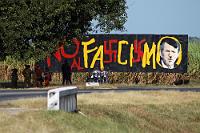 Es kann ein Land so schlecht nicht sein...  ...in dem solche Transparente von der Polizei BEWACHT werden!  Bleibt die Hoffnung, auch der Rest der Welt möge – möglichst noch 2007! – von einigen dubiosen Figuren befreit werden.    Nachtrag: Die Hoffnung bzgl. einer bestimmten Figur hat sich ja inzwischen erfüllt. Dafür sind eine Reihe noch dubioserer Figuren auferstanden... : kuba, cuba, cienfuegos, trinidad