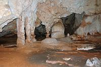 In der Halle des Korallenkönigs  Denn von einer 'Berghalle' kann hier keine Rede sein ;-). Regensüßwasser von Jahrmillionen sickerte durch das poröse Gestein und löste den Korallenkalk, nachdem – lange, lange vor Castro! – Hebungsvorgänge den Sockel aus Korallensedimenten, der heute Kuba heißt, aus der Karibik ans Tageslicht förderten. Die Kalkausfällung aus dem Stock diffundierte in die Verwitterungshöhlen und bildete Sinterablagerungen und teils wirklich beeindruckende Tropfsteine, die durch eingelagerte Mineralien in den verschiedensten Farben erscheinen können. Bei unseren von den Videoleuchten unterstützten Erkundungen stießen wir in Höhlen vor, aus denen aufgrund des plötzlichen Lichtes aufgeschreckte Schwärme von Fledermäusen wild flatternd an uns vorbei in andere dunkle Bereiche strebten. Ein gänzlich unerwartetes, faszinierendes Erlebnis, welches uns anfangs mindestens genau so erschreckte wie die schwarzen Flattermänner. : kuba, cuba, cienfuegos, trinidad, playa guajimico