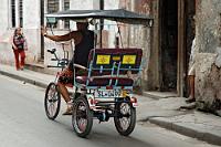 Manche Stories würden mich wirklich interessieren  Zum Beispiel die, wie ein Schleswiger Überführungskennzeichen den Weg von der norddeutschen Küste nach Havanna an eine Fahrradrikscha geschafft hat.  Ich kann mir nicht vorstellen, dass der Fahrer die Strecke eigenfüßig geradelt ist ;o). : kuba, cuba, havanna