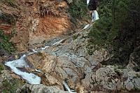 Salto de Caburni  Am denkwürdigen Kurhotel in Topes de Collantes beginnt ein anstrengender Abstieg in die umliegende Bergwelt, an dessen Ende man mit einem Blick auf den 62 m hohen Salto de Caburni belohnt wird. Wagemutige erfrischen sich vor dem anstrengenden Wiederaufstieg von gut 2-3 Std. in dem kleinen, eiskalten See, der vom Wasserfall gespeist wird. : kuba, cuba, cienfuegos, trinidad, topes de collantes, salto de caburni