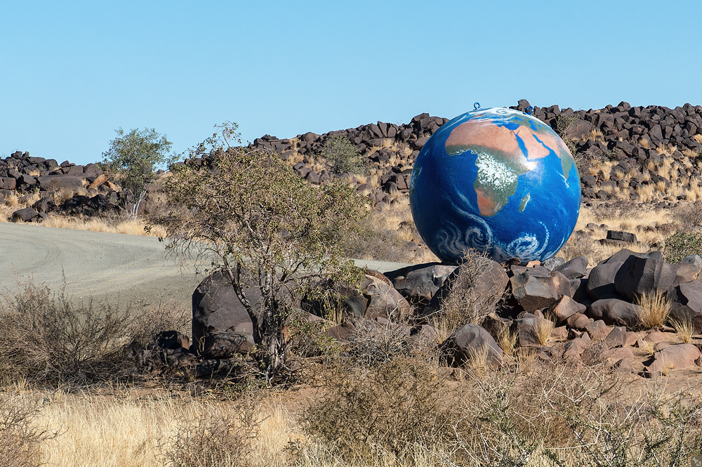 Der Globus hat 'nen Haken!