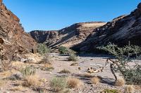 Am Gaub Pass  Heute wollen wir an die Küste nach Swakopmund. Wir biegen auf die C14 nach Norden und passieren nach kurzer Fahrt wieder ein Schild, welches den Wendekreis des Steinbocks markiert – diesmal in umgekehrter Richtung. Die Straße hat sich langsam aus der Ebene herabgesenkt und kurze Zeit später stehen wir auf der Brücke des "Gaub Passes".