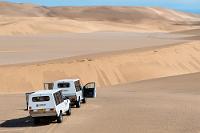 An der Abbruchkante  Die Gruppe hat einen kleinen Dünengrat erklommen, und während wir die Aussicht genießen, holt Ruth einen kleinen Magneten und ein Blatt Papier hervor. Sie häufelt ein bißchen Sand auf das Papier und interessiert werden wir Zeugen, wie der darunter hin und her bewegte Magnet die im Sand verborgenen Eisenpartikel in die typischen Magnetfeldlinien zwingt. Physikunterricht live!