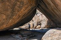 Angelehnt  Es bedarf schon eines gewissen Gottvertrauens, sich unter die aneinander gelehnten Felsen zu begeben. Da aber bereits die heimischen San vor Jahrhunderten hier Felszeichnungen hinterließen und sich die Blöcke seitdem offensichtlich nicht verschoben haben, bin ich ganz zuversichtlich, dass sich nicht gerade heute etwas daran ändern wird.