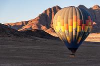 Bodennah  Hinter der Hügelkette lassen die Piloten die Ballons wieder absinken und zeitweise schweben wir im Hügelschatten nur 50 m über der Landschaft.  Unten stiebt eine kleine Gruppe von Bergzebras vor den unheimlichen Himmelskugeln davon. Da ich aber 'nur' das kurze Landschaftszoom auf der Kamera habe, gelingt natürlich kein Bild.