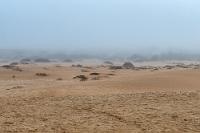 Brücke über den Swakop  Unsere Unterkunft in Swakopmund liegt verkehrsgünstig am südlichen Rand der Stadt. Zu Fuß machen wir uns am Abend auf den Weg zur Strandpromenade, um im "The Tug" – einem zum Restaurant umgebauten und an Land verfrachteten Küstenboot – zu Abend zu essen. Wir ahnen schon Schlimmes, als wir den voll besetzten Parkplatz betreten und werden natürlich auch prompt beim Eintritt nach unserer Reservierung gefragt. Haben wir natürlich nicht. Es wird uns aber angeboten, erst einmal an der Bar ein Bierchen zu ordern, weil erfahrungsgemäß nicht alle Plätze belegt würden. Was dann auch geschah, so dass wir den Abend doch noch gesättigt beschließen konnten.