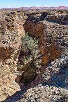 Der Einstieg  Kurz vor der Ausfahrt aus dem Park biegt nach rechts eine Schotterpiste zum "Sesriem Canyon" ab, der wir relativ langsam folgen, da die Querrillen und Schlaglöcher erheblich sind.