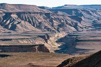 Hiker's Viewpoint  Schon wo die Straße auf den tiefen Einschnitt in der Landschaft stößt, halten wir an und stehen überwältigt vor diesem Anblick. Wieder einmal beglückwünschen wir uns zu unseren Digitalkameras, die unsere Begeisterung nicht gleich nach nur 36 Aufnahmen wieder dämpfen :-). Der Weg teilt sich an dieser Stelle und wir folgen ihm zuerst Richtung Norden, wo er am "Hiker's Viewpoint" endet