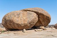 Hingekippt  Der Pfad endet an einem Stellplatz, von dem aus man mit wenigen Schritten "Bull's Party" erreicht, eine Ansammlung von gigantischen Granitkugeln, welche wie zufällig dahin gerollt auf einer steinernen Ebene liegen. Zwei abgeflachte Brocken stehen aneinander gelehnt in der Landschaft, während einige Kugeln so aussehen, als bedürfte es nur eines kleinen Anstoßes, um sie davonrollen zu lassen.