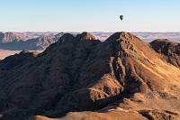 i-Tüpfelchen  Die Sonne steigt langsam höher, aber immer noch ist das warme Lichtspiel des frühen Morgens ein toller Anblick. Auch wenn die kaum spürbaren Winde die Ballons gelegentlich ein wenig auseinander treiben, gelingt es den Piloten doch immer wieder, durch Steigen und Senken leicht variierende Luftströmungen zu finden, die die Ballons schließlich wieder zusammenführen.
