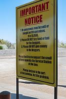 Important Notice  Wegen stetigen Bevölkerungsrückgangs mittlerweile zur "Siedlung" zurückgestuft, lebt Uis heute hauptsächlich von spärlichem Tourismus. Wir tanken hier und sehen uns dabei mit obigem Warnschild konfrontiert.