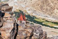 Leuchtfeuerchen  Selbst der ohnehin von den Jahreszeiten begrenzte Durchfluß des Canyons ist inzwischen durch die Aufstauung des Fish Rivers am Hardap Damm noch mehr limitiert, so dass Naturschützer eine zunehmende Beeinträchtigung der ohnehin kärglichen Vegetation fürchten. Die nur noch an einigen Stellen vorkommenden Tümpel sind meist auf Grundwasser zurückzuführen und dienen Antilopen sowie Raubtieren wie Leoparden als Trinkstellen.
