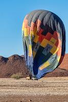 Millimeterarbeit  Ein abschließender, letzter Flammenstoß stellt sicher, dass der Ballon nun in einer geringen Höhe stabilisiert bleibt, während uns die Hilfsmannschaft mit vereinten Kräften in Richtung der in den Fahrspuren wartenden Jeeps zieht. Erst als wir über dem Trailer schweben, wird die letzte Heißluft abgelassen und der Korb senkt sich millimetergenau herab. Maßarbeit! Es bleibt uns also das zu Beginn erprobte Notverfahren erspart und wir können – genauso akrobatisch, wie wir eingestiegen sind – den aufrecht stehenden Korb über die Trittstufen verlassen.