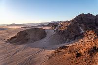 Nah am Berg  Unsere Piloten wissen offensichtlich genau, was sie tun. Langsam treiben wir auf eine Hügelkette zu, dessen Grat oberhalb unserer Flughöhe liegt. Nur ein sekundenlanger Flammenstoß aus dem Brenner und der Ballon treibt metergenau über das Hindernis.