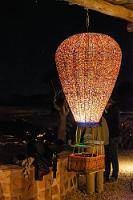 Nein, das ist nur das Modell  Wir sind trotzdem um 5:30 Uhr am Ziel und schon auf dem Weg zum hell erleuchteten Hauptgebäude (während sich der Bummler immer noch nicht für einen der vielen freien Parkplätze entschieden hat ;o). Wir werden sehr herzlich willkommen geheißen und aufgefordert, die Wartezeit bis zum Start mit dem bereit gestellten heißen Kaffee, Tee oder Kakao zu überbrücken. Während Maren im angeschlossenen Shop schon mal die später zu erwerbenden Heimatmitbringsel inspiziert, trudeln nach und nach auch die anderen Teilnehmer der Exkursion ein.