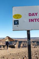 "Nett hier."  "Aber waren Sie schon mal in Baden-Württemberg?"  ...ähh.., nichts gegen "The Länd", aber...  Leicht widersprüchlich erscheint die offizielle Inschrift dieser Tafel "Day hiking and leisure walk down into canyon strictly prohibited", wenn direkt am Schluchtrand eine in Fels gravierte Inschrift "Start of hiking trail" verheißt. Nun, verboten ist der eigenmächtige – und sicher auch nicht ungefährliche – Abstieg in die Schlucht. Für kommerziell organisierte Gruppenabstiege gilt dies aber nicht.