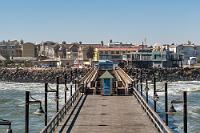 Rückblick  Auch die Stahlkonstruktion war den Witterungsunbilden auf Dauer nicht gewachsen, so dass die Brücke ab 1983 geschlossen wurde. Erst dank Spendenaufkommen wurde ab 2005 eine umfassende Sanierung in Angriff genommen, die mit der Wiedereröffnung im Jahre 2010 ihren touristisch wichtigen Abschluß fand.  Der Blick zurück zeigt einige der gut erhaltenen Kolonialhäuser und gleich hinter der Uferbefestigung rechts das Restaurant "The Tug", von dessen Schiffsvergangenheit nur noch die gläserne Kommandobrücke auf dem Dach zeugt.