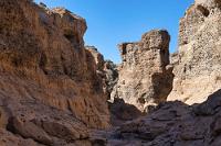 Sandstein Labyrinth  Von unten sind Stimmen zu hören und es dauert nur einen Moment, bis eine Gruppe Touristen um die letzte Kurve biegt, sogleich die paar Stufen zum Parkplatz emporsteigt und in den beiden Fahrzeugen verschwindet.  Gut..., es ist ja nicht so, dass wir uns nicht auch allein in den Canyon trauten ;-).