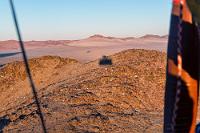 Schattenberührung  Auf der sonnenabgewandten Seite wirft unser Korb gerade noch einen Schatten auf den Hügelkamm – der Schatten der Hülle verliert sich dahinter im Tal.  Ich lerne beim Zuhören der Erläuterungen des Piloten, dass es im Englischen "Ballonflug" heißt. Auf Nachfrage bestätigt mir Ruan, dass man nur im Deutschen vom "Ballon fahren" spricht. Wieder was gelernt!