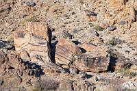 Schichtgestein  Man hätte vielleicht doch Geologie studieren sollen. Als interessierte Laien sind wir inzwischen in vielen besuchten Ländern auf die Zeugen erdgeschichtlicher Vorgänge aufmerksam geworden. Wir ahnen auch, was uns die Fundstücke erzählen könnten – zu einer tieferen Aufbereitung kommt es aber, wieder im Alltag zu Hause, dann doch nicht...  Der Tag neigt sich dem Ende zu und wir kehren in die Lodge zurück. Nach zwei Übernachtungen geht es morgen wieder weiter.