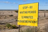 Stop 'n Go  Am Morgen ist das Wasserloch verwaist und nach einem übersichtlichen Frühstück brechen wir frühzeitig zu unserer nächsten Etappe auf. Wir müssen zurück zur B1, fahren aber noch mal zum Tanken ein Stückchen zurück nach Mariental, bevor es Richtung Keetmanshoop geht. Auf dem 230 km  langen Straßenstück gibt es diverse längere Baustellen, auf denen die Ausbesserungsarbeiten (im Gegensatz zur Praxis bei uns) personal- und gerätestark besetzt offensichtlich zügig voran gehen. Die Ampelphasen sind wirklich nur kurz, so dass wir bereits zur Mittagszeit in Keetmanshoop sind.