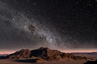 Unterm Wüstenhimmel  Um 4:00 Uhr stehen wir auf. Wir waschen uns im Schnellgang, denn vor uns liegen 26 km zurück auf der Kiespiste der C27 und wir können nicht abschätzen, wie schnell wir in stockdunkler Nacht auf dieser Strecke vorankommen. Dass der frühe Aufbruch kein Fehler war, merken wir, als kurz vor uns bei der Sossusvlei Lodge ein Fahrzeug ebenfalls auf die C27 einbiegt und in der Folge mit ganzen 30 km/h vor uns herzuckelt. Überholen wollen wir lieber nicht, aber ständig in einer Staubwolke zu stecken gefällt uns auch nicht. Also halten wir an, lassen den Bummler außer Sichtweite kommen und schließen nach wenigen Minuten wieder auf. Das wiederholt sich sich ca. 4 mal, bis wir gemeinsam bei den Ballönern abbiegen.