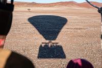 Virtuelle Landung  Knapp anderthalb Stunden später und gut 13 km vom Startpunkt entfernt, nähert sich die Reise dem Ende. Die ganze Zeit über haben die Piloten per Funk Kontakt mit den Bodenmannschaften gehalten, so dass die Jeeps mit den Trailern schon auf der weiten Wüstenebene warten, auf die die Ballons jetzt langsam herabsinken.