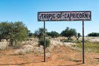 Wendekreis des Steinbocks  Wir sind gestern gelandet und nach einer Fahrzeugübergabe am Flughafen, die uns vorbildlich in Form eines Videos über die spezifischen Gefahren der namibischen Straßen- und Verkehrsverhältnisse aufklärt und dabei auch eine minutiöse Anleitung zum Wechseln platter Reifen bereithält, steht der Fahrt zur ersten Unterkunft in Windhuk nichts entgegen. Wir besorgen noch einen schnellen Imbiss sowie ersten Fahrtproviant in einem Supermarkt, liegen dann aber bald im Bett, um den auf dem Nachtflug versäumten Schlaf nachzuholen.