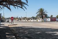 Wer zuerst kommt,...  ...mahlt zuerst!  Es ist erst Mittag, als wir wieder an unserer Herberge abgesetzt werden. Genug Zeit also noch für einen kleinen Spaziergang durch Swakopmund. Man sieht kaum Fußgänger – allerdings ist auch auf den Straßen kaum etwas los. Wäre es anders, gälte an dieser Kreuzung mit der "4" am Stop-Schild folgendes Verfahren: Jedes Auto hat zu halten! Die Weiterfahrt regelt sich dann nach der Reihenfolge der Ankunft. Ist eigentlich ganz einfach und spart elektrisch Licht für Ampeln!