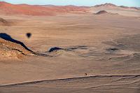 Wir werfen unseren Schatten voraus  Es ist – bis auf die gelegentlichen Gasstöße – fast still an Bord unserer Gondel. Die vielsprachigen Mitreisenden sind genauso wie wir vertieft in die geradezu kontemplative Atmosphäre.  In keinem Moment kommt ein Gefühl der Unsicherheit auf. Man merkt den Piloten, ebenso dem ganzen Ballonfahrer Team, die über dreißigjährige Routine an, in denen sie ihre Fertigkeiten geschult haben. Nicht nur, dass sie Lizenzen nach internationalen Standards besitzen, auch die in Europa hergestellten Ballons sind von der EASA geprüft und zugelassen.