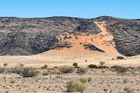 Wüster Wall  Nach der Rückfahrt durch die abwechslungsreiche Wüste, erreichen wir wieder "Namib Sky", wo das Abenteuer mit der Bezahlung des Fluges und der zuvor ausgewählten Souvenire seinen Abschluß findet.  Das Ballonunternehmen hat nicht nur durch seine pure Anwesenheit an diesem Ort erheblich zum Wachstum des Tourismus und der dazugehörigen, arbeitschaffenden Infrastruktur beigetragen, sondern auch selber Projekte wie z.B. "Little Bugs", die einzige Grundschule in weitem Umkreis, ins Leben gerufen. Dafür sind ein paar Euro zusätzlich in der Spendenbox gut angelegt.