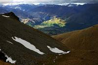 Abend in den Remarkables  Obwohl wir uns schon für die Nacht in dem Motorcamp von Frankton eingemietet hatten, entschlossen wir uns gegen 17 Uhr noch zu einem Kurzausflug zum Lake Alta, hoch oben im Skigebiet der Remarkables. In dem sich entwickelnden fantastischen Licht sollte dies eine der beeindruckensten Exkursionen des gesamten Urlaubs werden. Das Bild zeigt den von letzten Sonnenstrahlen beleuchteten Ort Lower Shotover. : southern alps, südalpen, remarkables, queenstown, lake alta, lake wakatipu, shotover