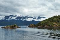 Crossing Lake Manapouri  Auf dem Weg in den Doubtful Sound kreuzt man den See in einem Zubringerboot, welches einen an der Manapouri Power Station wartenden Bussen übergibt, die den Weitertransport über die Berge zum Sound besorgen. Aber schon der Lake Manapouri bietet mit seinen verstreuten Inselchen eine Menge Sehenswertes. : manapouri, lake manapouri, doubtful sound, fiordland
