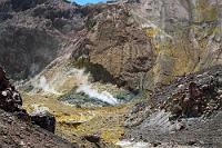 Der erste Schöpfungstag  Es gibt sicherlich nur wenige Plätze auf der Welt, an denen man so unmittelbar die Nähe der erdgestaltenden Urkräfte empfindet wie im White Island Crater. Zumindest, wenn man 'nur' ein Normalsterblicher und kein Vulkanologe ist.  Der Maori Name für diesen noch im Entstehen befindlichen Berg lautet "Te Puia o Whakaari", was soviel bedeutet wie "der dramatische Vulkan". : white island, whakaari, bay of plenty, whakatane, schichtvulkan, fumarolen, schwefel, sulphur