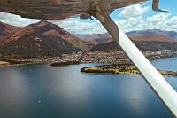Die Welthauptstadt für abgedrehte Freizeitsportarten  Queenstown! Für jeden Adrenalinjunkie, der auf sich hält, das Ziel aller Sehnsüchte in Neuseeland schlechthin. Alle anderen meiden besser alles, was mit -ing endet (jumping, zorbing, rafting, jetboating, abseiling, paraplaning, flying, usw., usf.) und erkunden die fantastische Landschaft rund um den Lake Wakatipu. : southern alps, südalpen, remarkables, queenstown, lake wakatipu