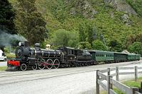 Ein Fest für Eisenbahn-Fans  Eine liebevoll restaurierte Rarität und Touristenattraktion war der "Kingston Flyer", eine 125 Jahre alte Dampfeisenbahn, die südlich des Lake Wakatipu auf einer 14 km langen Strecke zwischen Kingston Station und Fairlight verkehrte.    Nachtrag: Zwischenzeitlich geriet das Unternehmen in finanzielle Schwierigkeiten, so dass die Bahn m.W. leider nicht mehr auf der Strecke verkehrt. : queenstown, kingston flyer, gore, fairlight